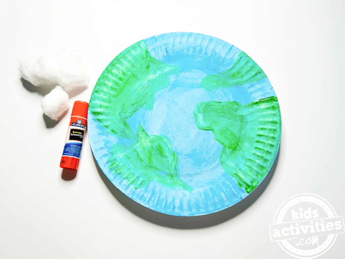 Étape 2 - Bricolage avec une assiette en carton - Collez des boules de coton sur le dessus et le dessous de l'assiette en carton - Blog d'activités pour enfants
