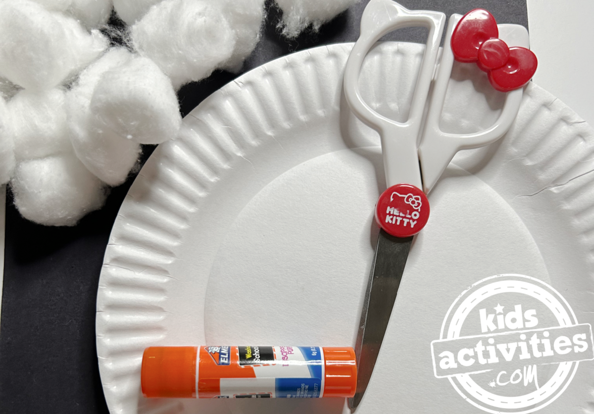 Étape 1 - Bricolage avec une assiette en carton Igloo - Coupez votre assiette en carton en demi-cercle - Blog d'activités pour enfants
