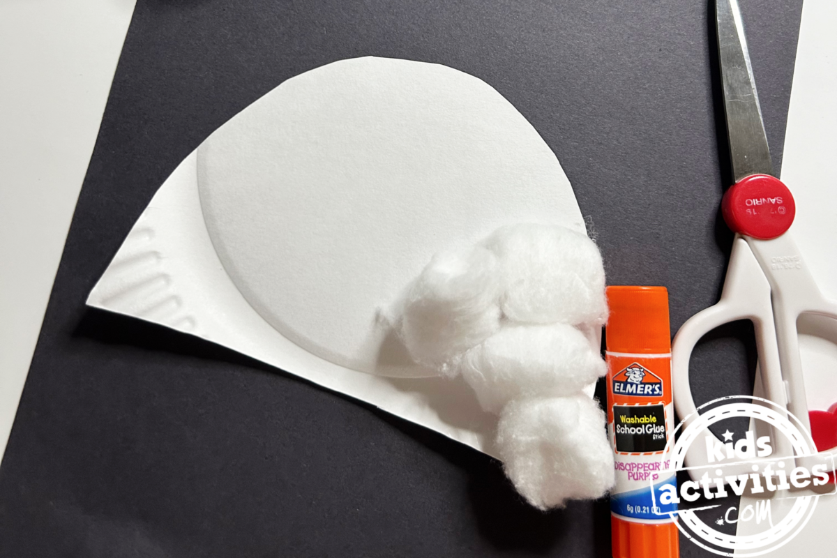 Étape 2 - Bricolage avec une assiette en carton Igloo - Collez vos boules de coton sur votre assiette en carton - Blog d'activités pour enfants