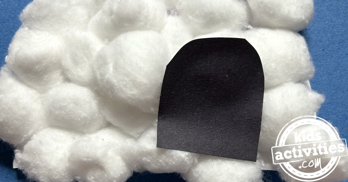 Bricolage en assiette en carton avec un igloo glacé et mignon pour les enfants