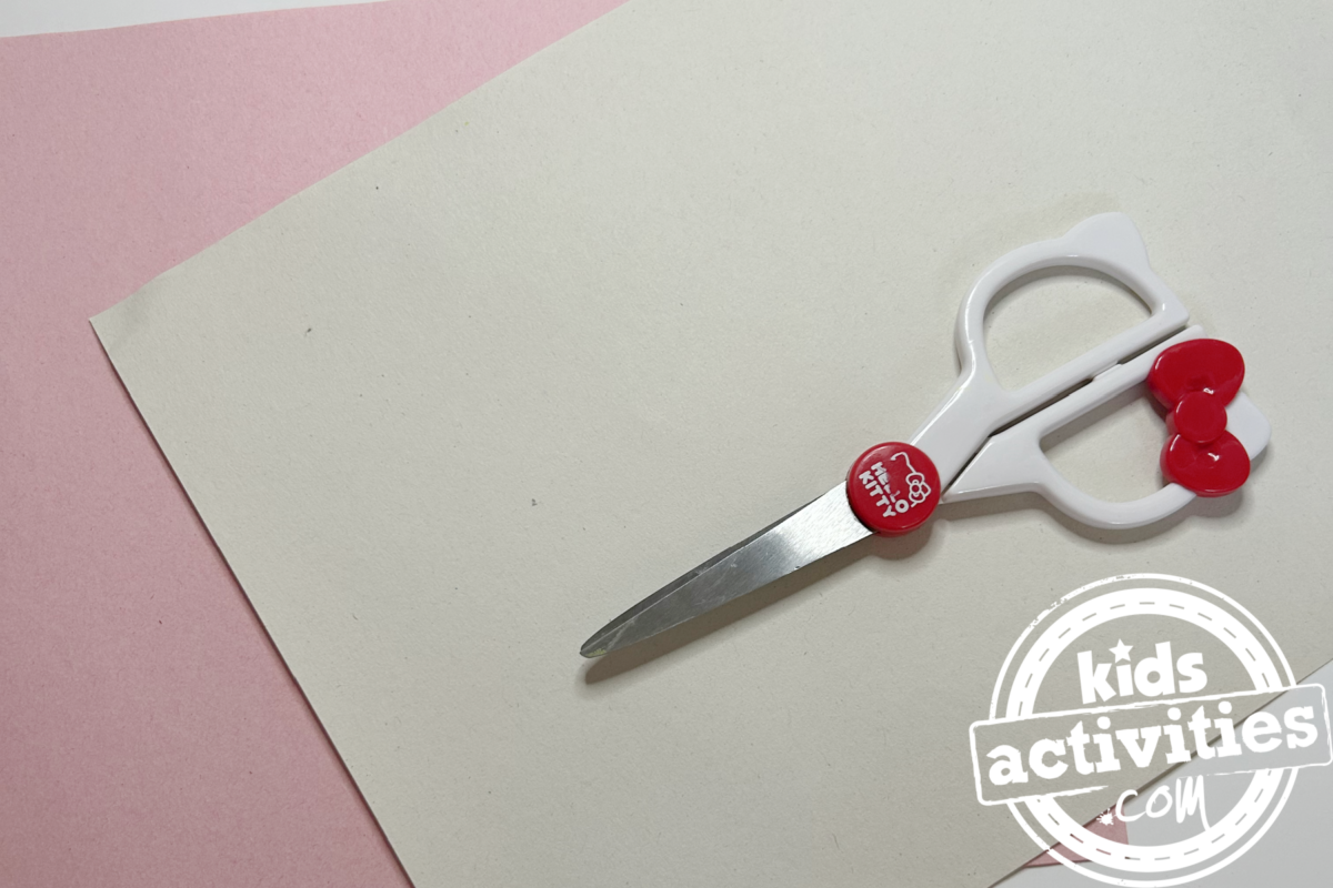 Étape 4 - Bricolage avec une assiette en papier Narval - Découpez un long triangle avec du papier de construction blanc et un petit ovale rose - Blog d'activités pour enfants