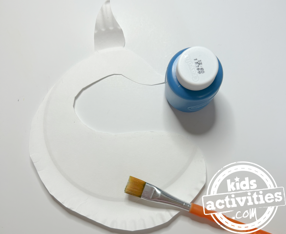 Étape 3 - Bricolage avec une assiette en papier pour narval - Peignez l'assiette en papier pour narval en bleu - Blog d'activités pour enfants