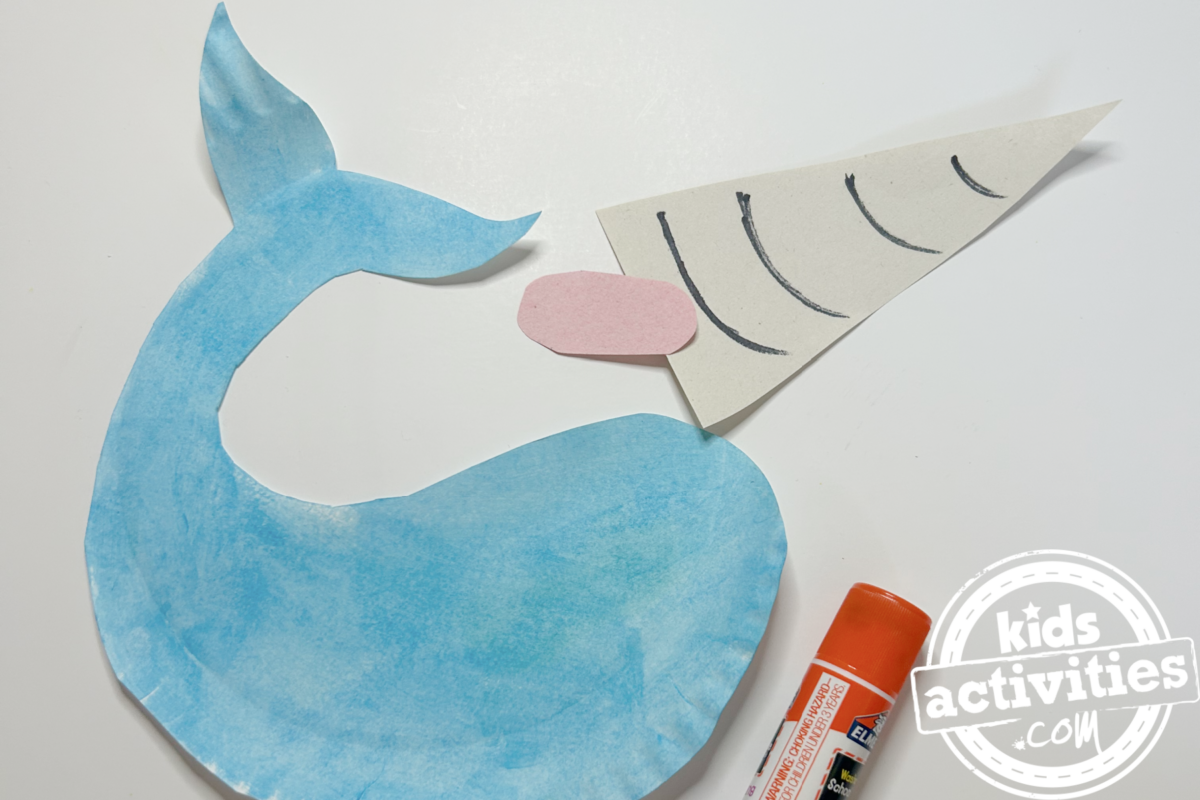 Étape 5 - Bricolage avec une assiette en papier pour narval - À l'aide du feutre, dessinez des lignes sur la corne du narval, puis collez la corne et rougissez - Blog d'activités pour enfants