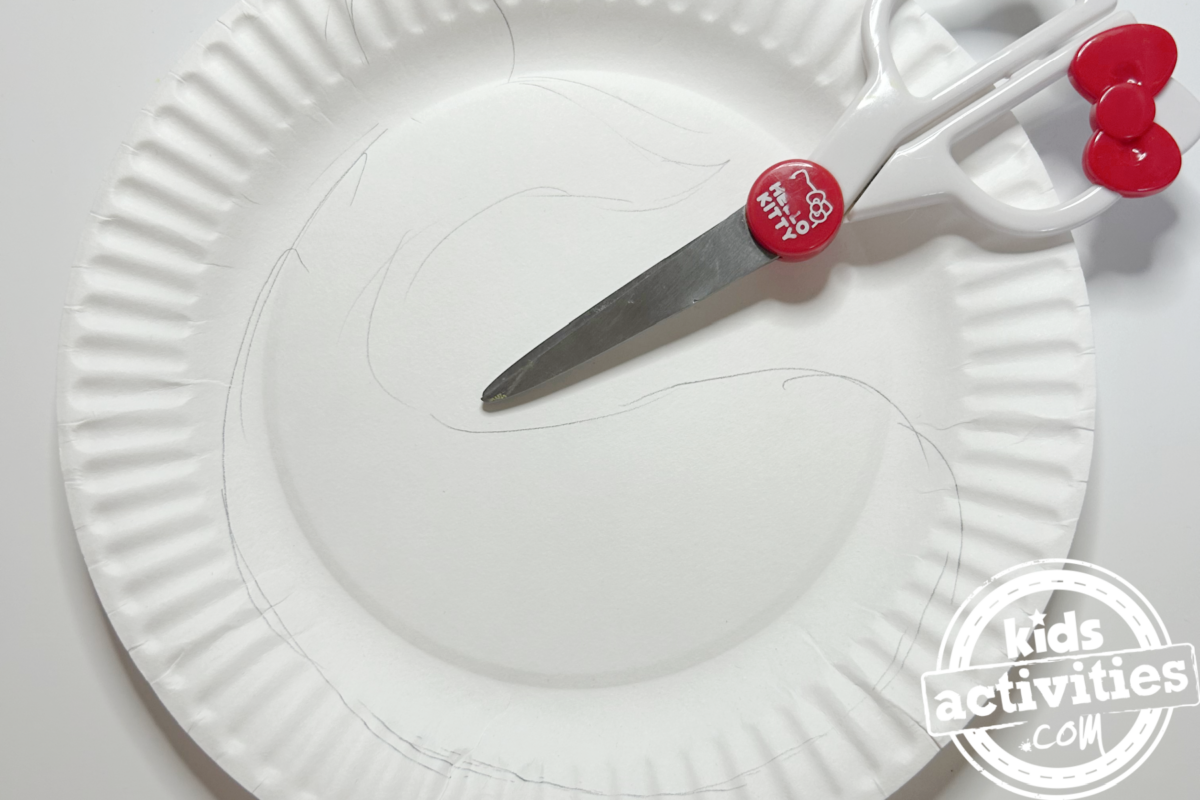 Étape 2 - Bricolage avec une assiette en papier pour narval - Découpez votre dessin - Blog d'activités pour enfants