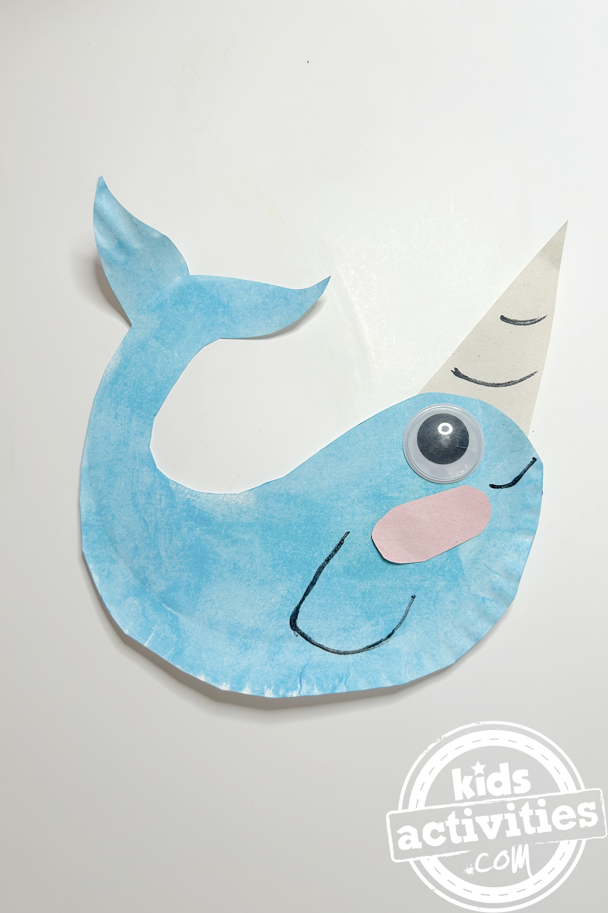 Bricolage terminé - Bricolage avec assiette en papier de narval - Bricolage de narval terminé - Blog d'activités pour enfants