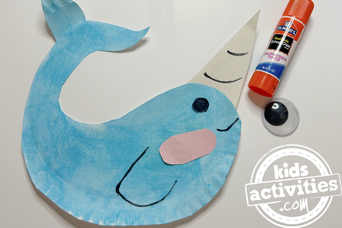 Étape 7 - Bricolage avec une assiette en papier pour narval - Collez l'œil mobile là où se trouve le point noir - Blog d'activités pour enfants