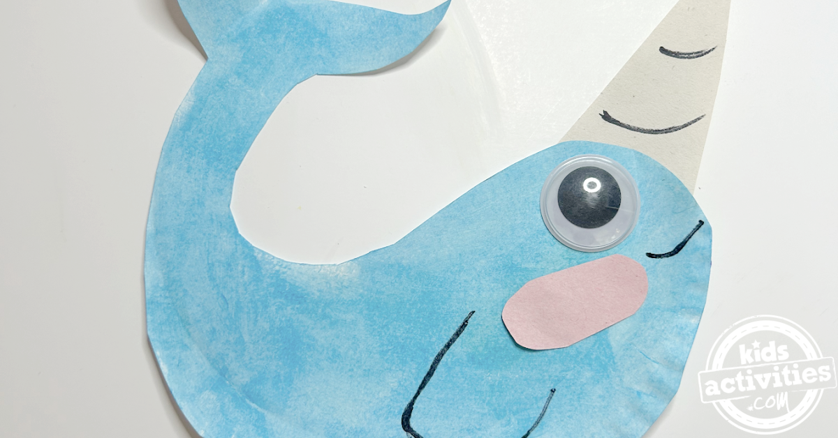 Bricolage mignon avec une assiette en carton de narval pour les enfants