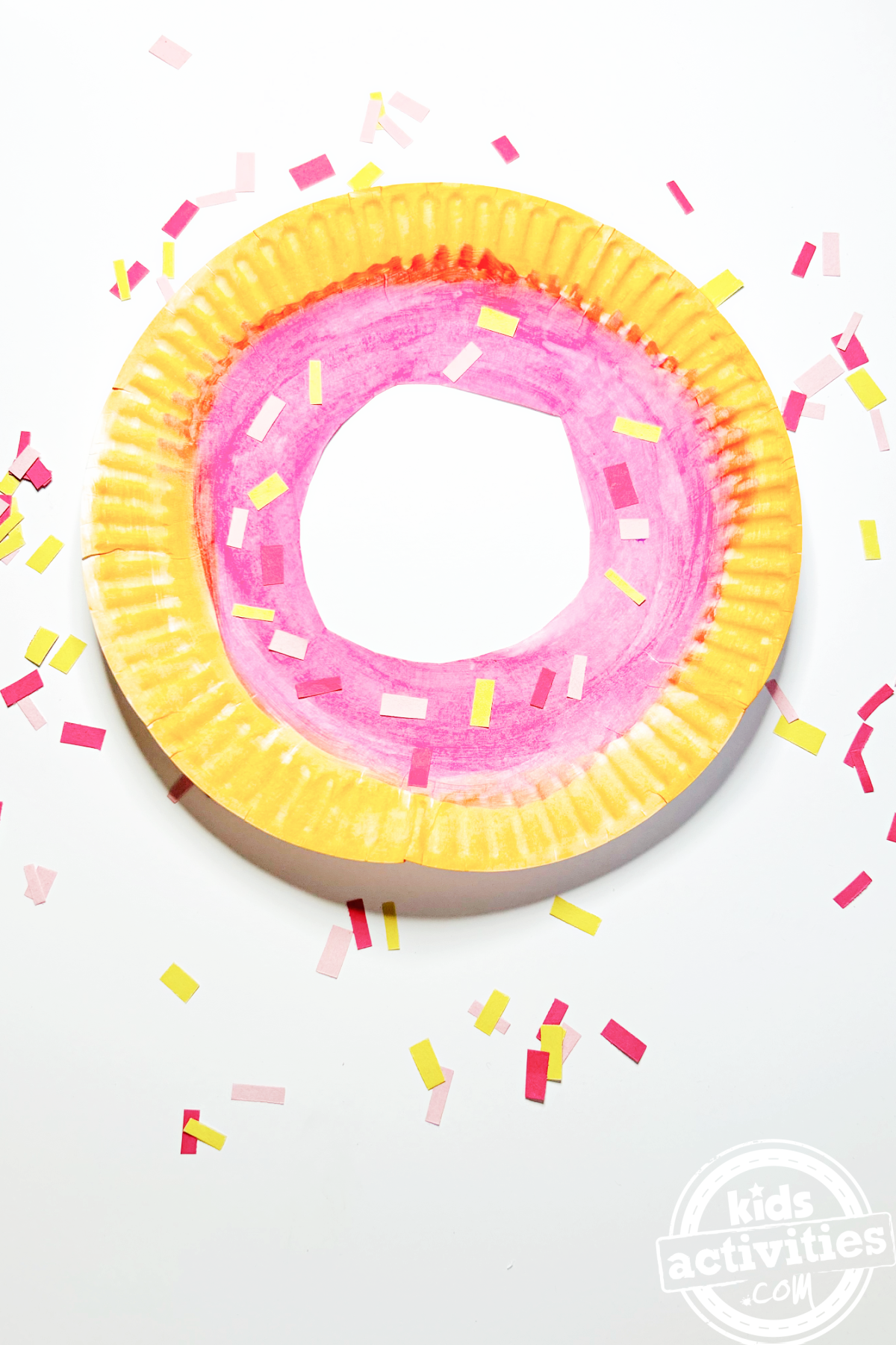 Produit fini de beignet en assiette en carton sur fond blanc - blog d'activités pour enfants
