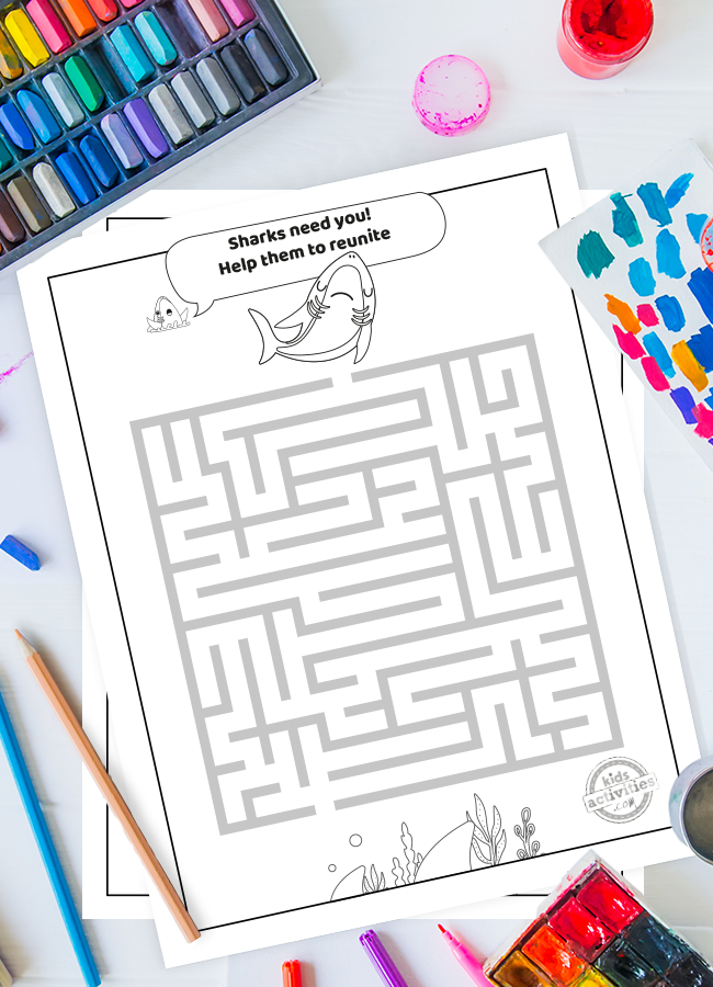 Shark Games - Labyrinthe de la semaine des requins imprimable sur le bureau avec des fournitures de coloriage - Blog d'activités pour enfants