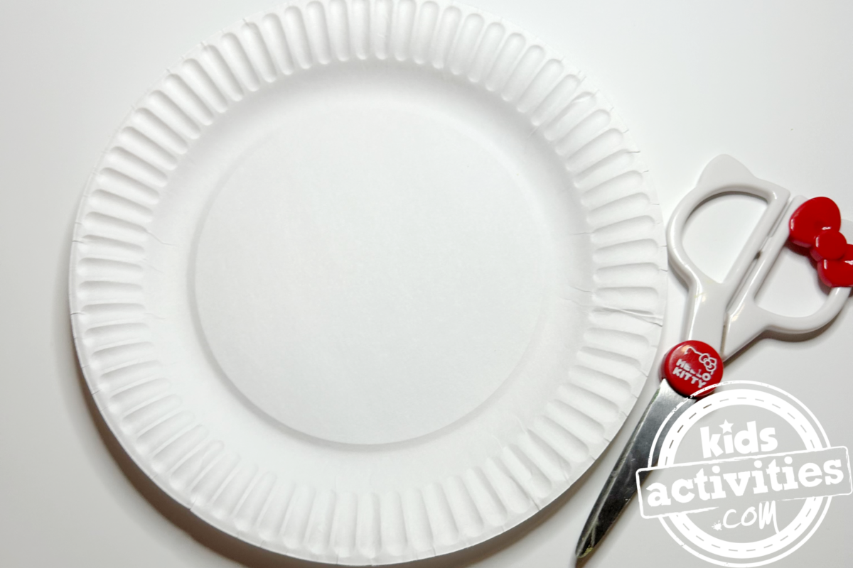 Étape 2 - Bricolage avec une assiette en papier en forme de lune - Découpez l'assiette en papier en forme de croissant - Blog d'activités pour enfants