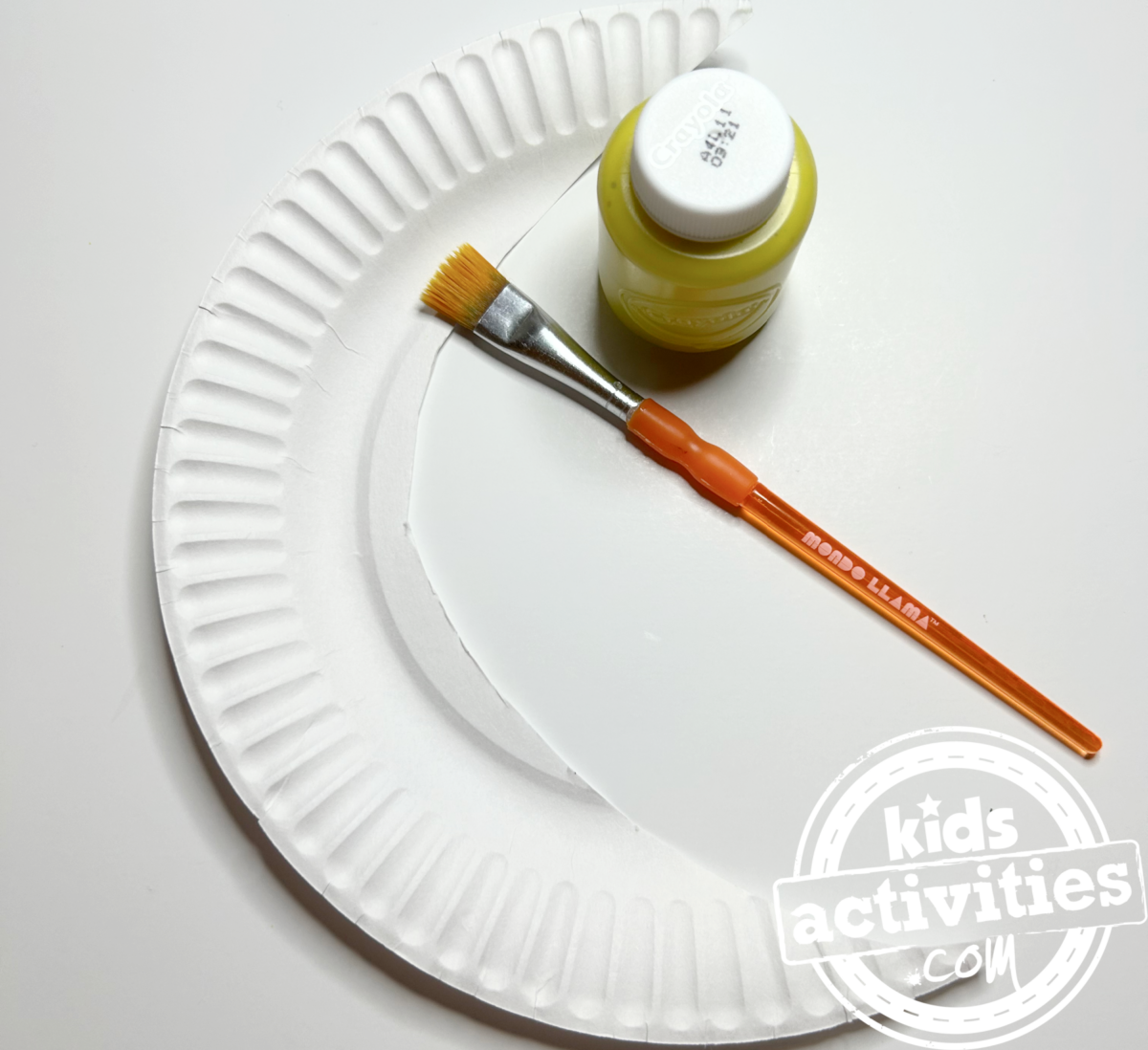 Étape 2 - Bricolage avec une assiette en papier en forme de lune - Peignez l'assiette en papier en jaune - Blog d'activités pour enfants