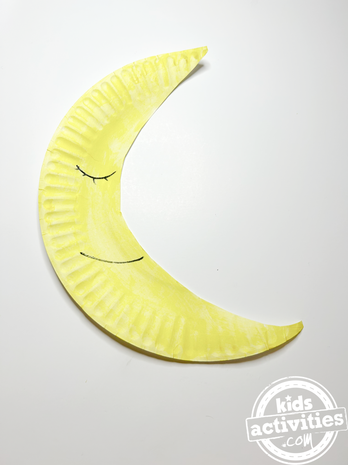 Bricolage terminé - Bricolage avec une assiette en papier en forme de lune - Blog d'activités pour enfants sur la lune terminée