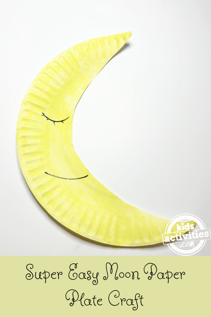 Bricolage avec une assiette en papier représentant la lune