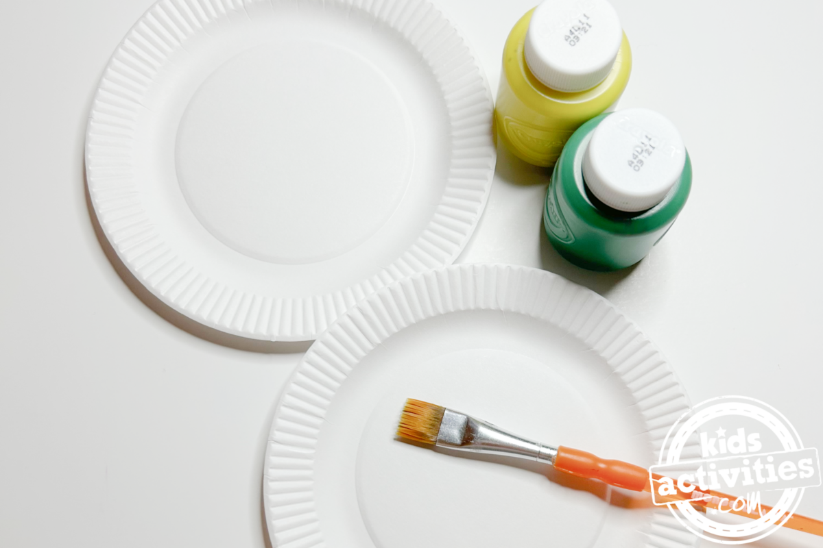 Étape 1 – Bricolage avec une assiette en papier citron et citron vert – Peignez une assiette en papier en jaune et une autre en vert – Blog d'activités pour enfants