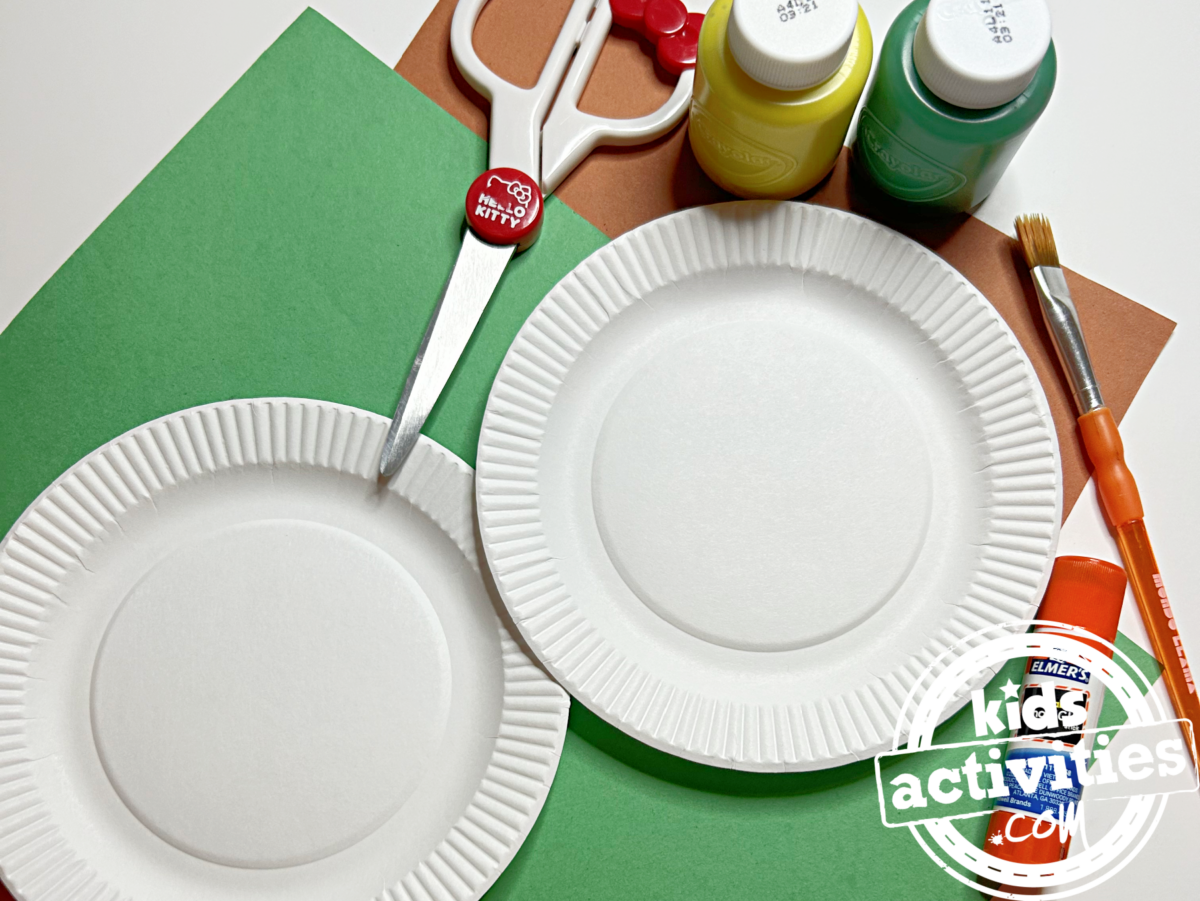 Fournitures nécessaires pour le bricolage d'assiettes en papier citron et citron vert : papier de construction marron et vert, peinture verte et jaune, deux mini assiettes en papier, colle, ciseaux et un pinceau - Blog d'activités pour enfants