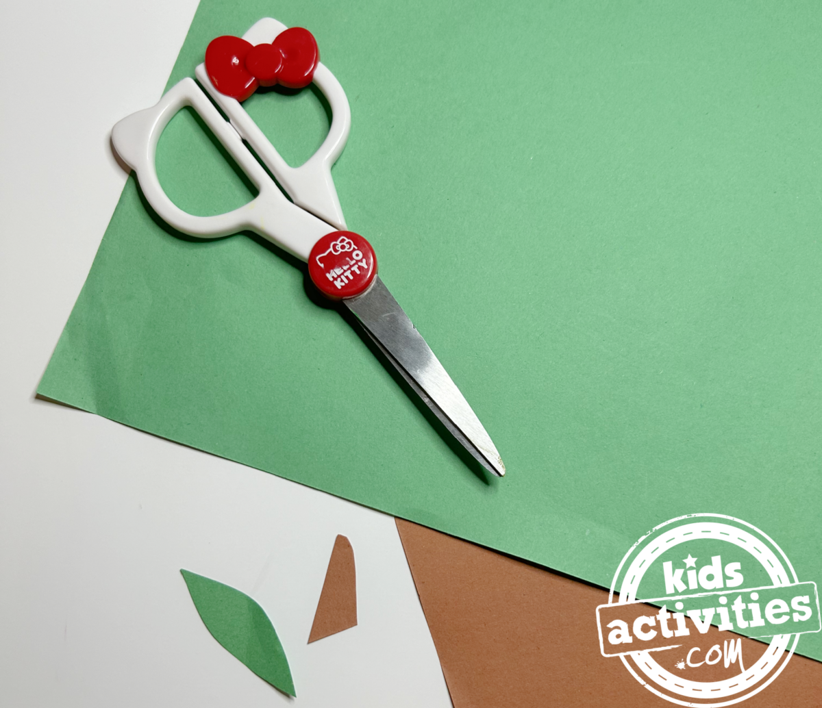 Étape 3 - Assiette en papier citron et citron vert - À l'aide de votre papier de construction marron et vert, découpez une feuille verte et une tige marron. - Blog d'activités pour enfants