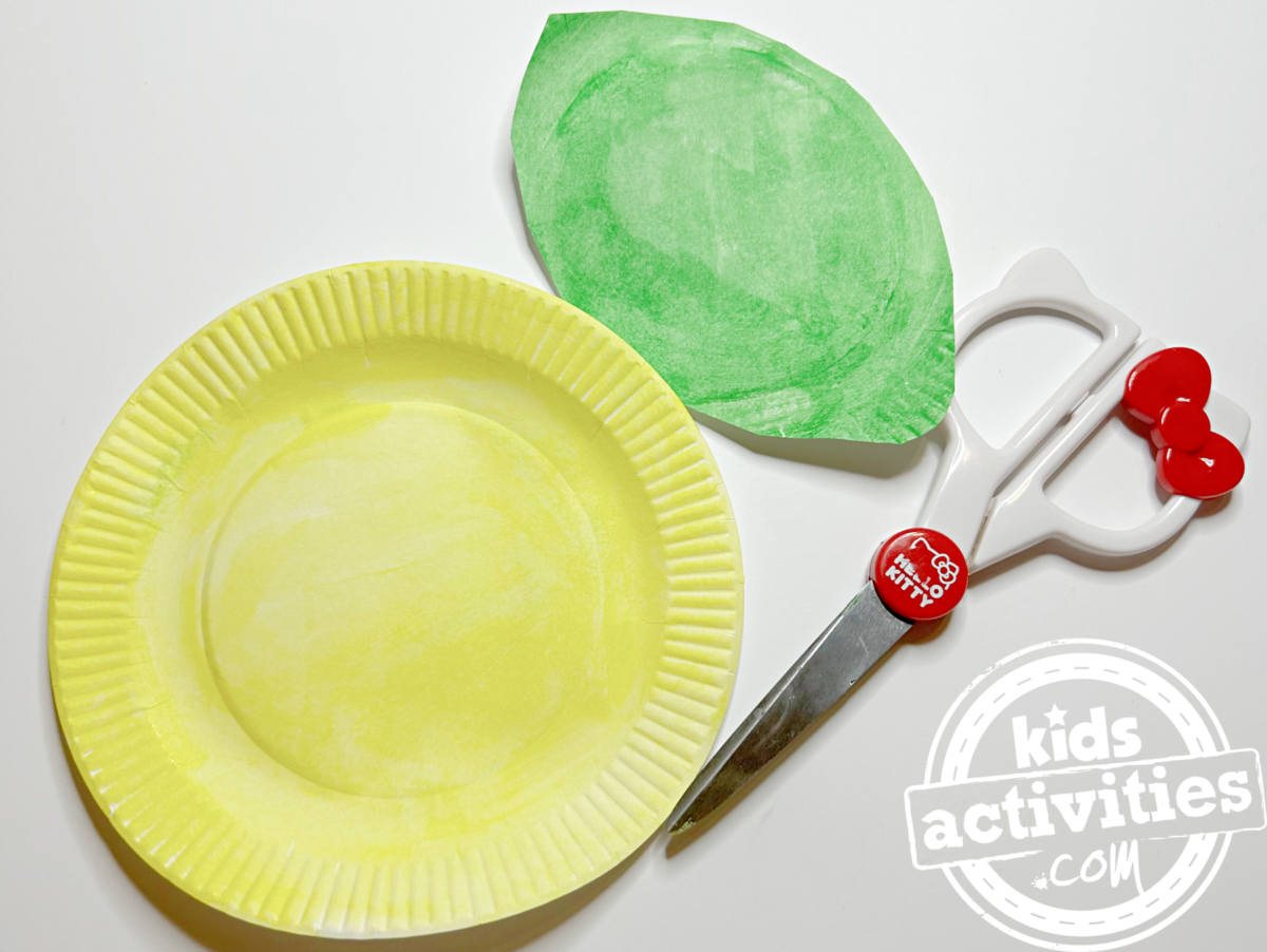 Étape 2 - découpez les assiettes en papier en forme de citron et de citron vert - bricolage d'assiette en papier citron et citron vert - blog d'activités pour enfants