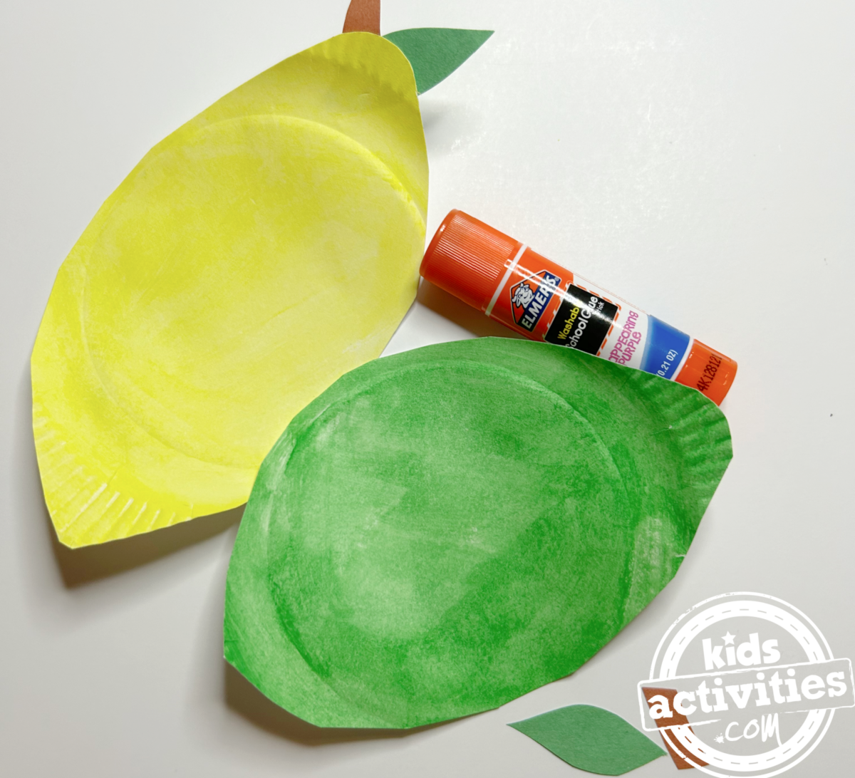 Étape 4 - Bricolage avec des assiettes en papier citron et citron vert - Collez les tiges et les feuilles sur les assiettes en papier - Blog d'activités pour enfants