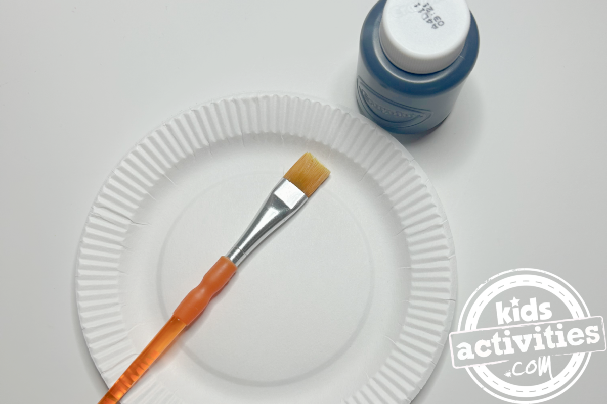 Étape 1 - Bricolage avec un quart d'assiette en papier - Peignez la mini assiette en papier en gris - Blog d'activités pour enfants