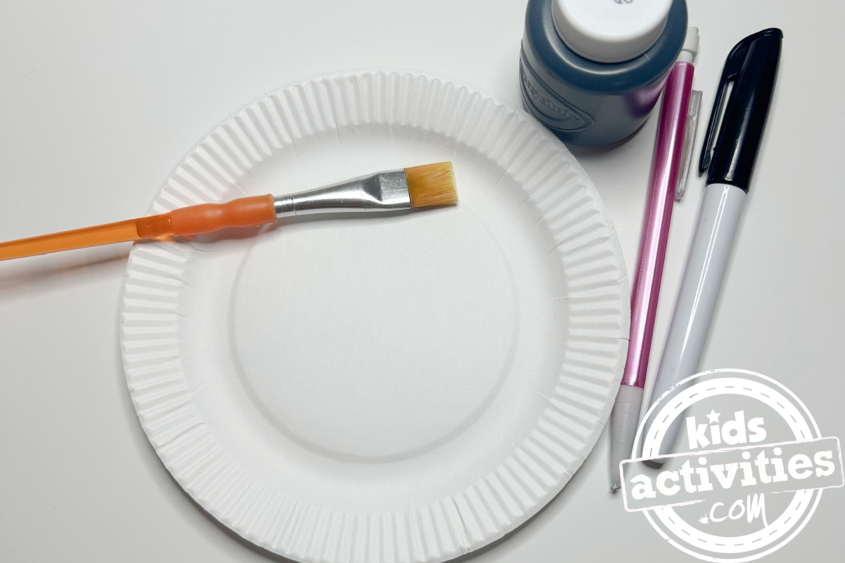 Fournitures nécessaires pour fabriquer un quart d'assiette en carton : une mini-assiette en carton, de la peinture grise, un crayon, un feutre et un pinceau - Blog d'activités pour enfants
