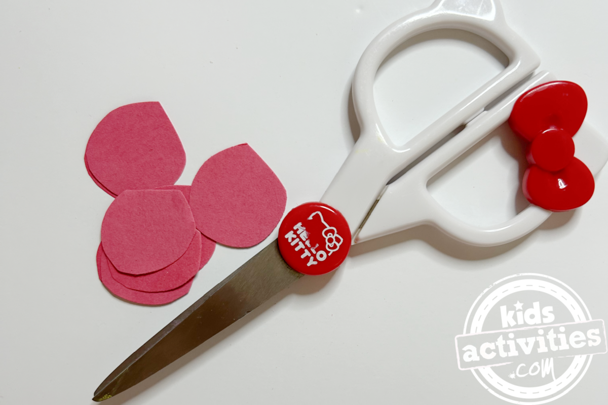Étape 4 - Bricolage avec une assiette à pizza en papier - Découpez la garniture de votre choix, j'ai choisi du pepperoni ! Collez-la ensuite sur votre pizza - Blog d'activités pour enfants