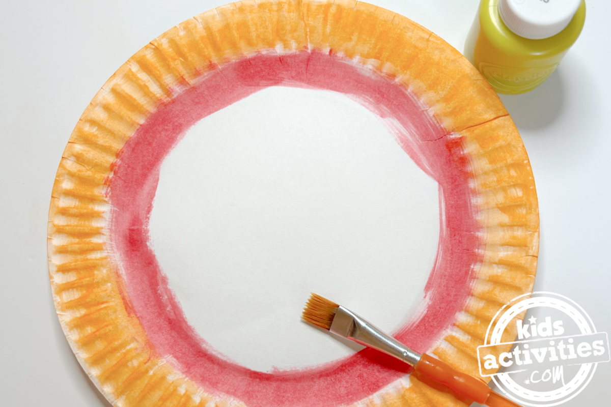 Étape 3 - Bricolage avec assiette en carton pour pizzas - peignez la partie restante de l'assiette en carton en jaune - Blog d'activités pour enfants