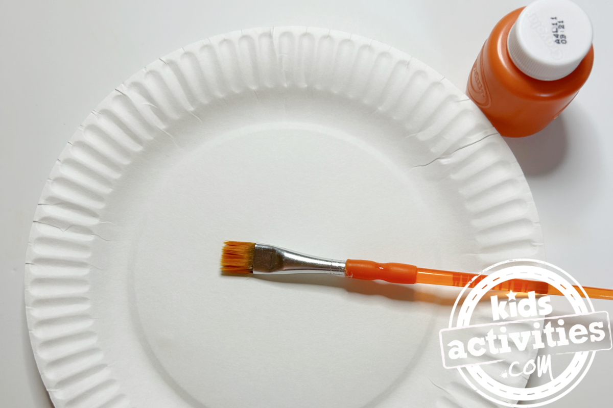 Étape 1 - Bricolage avec une assiette en papier pour pizza - peignez la partie extérieure de l'assiette en papier avec les lignes de l'assiette en orange - Blog d'activités pour enfants
