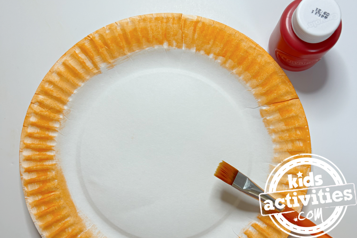 Étape 2 - Bricolage avec une assiette en papier pour pizza - Ensuite, peignez la petite partie de l'assiette en papier avant le milieu en rouge - Blog d'activités pour enfants