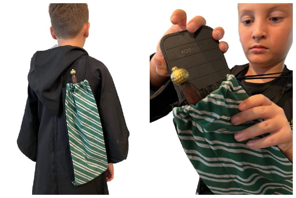 Sac à dos pour 3 baguettes présenté dans un collage à 2 cadres - un enfant porte un sac pour 3 baguettes de sorcier sur l'épaule avec la baguette qui dépasse et la deuxième image montre un enfant qui sort son téléphone portable du sac