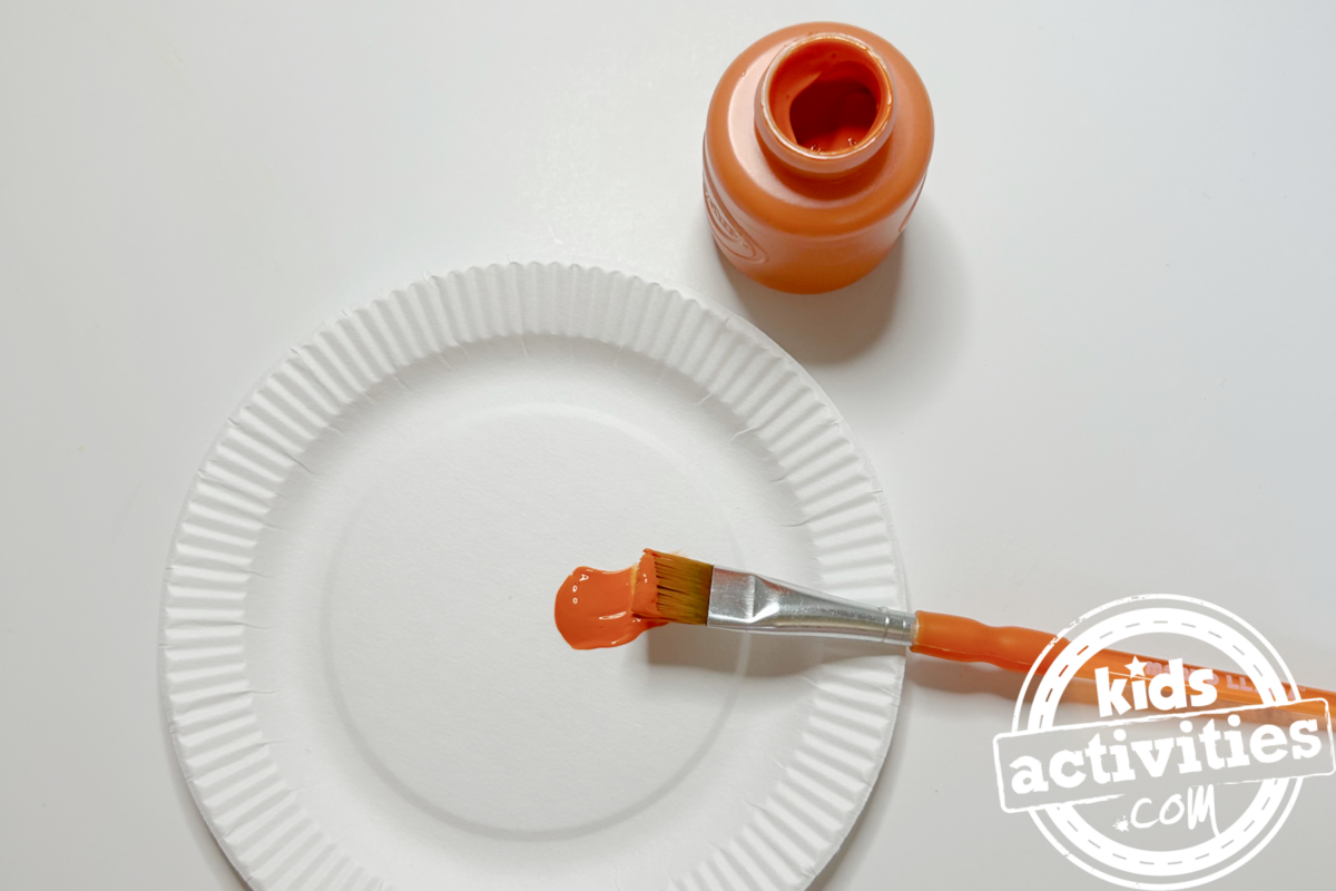 Étape 1 - Bricolage avec une assiette en carton orange - Peignez l'assiette en carton en orange - Blog d'activités pour enfants