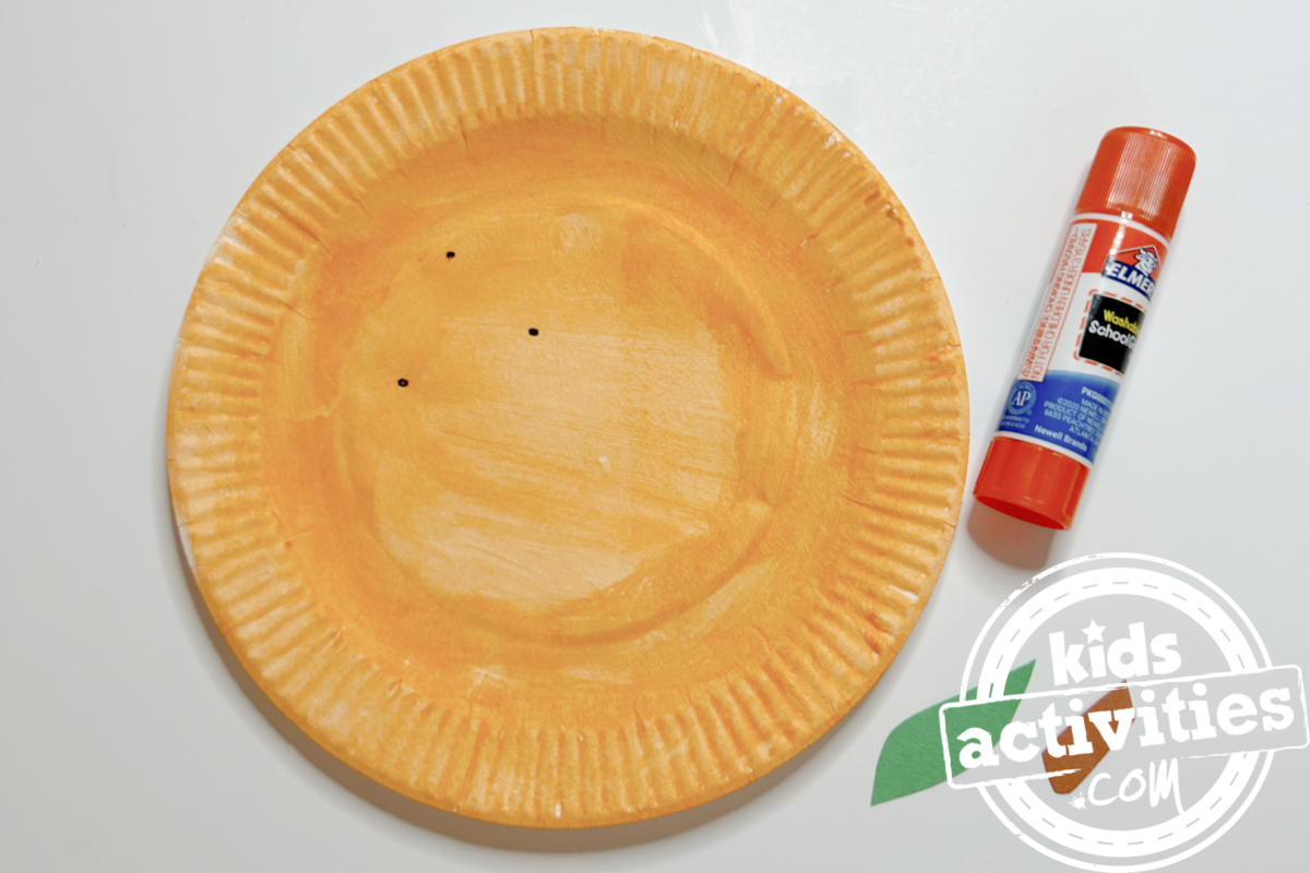 Étape 4 - Bricolage avec une assiette en carton orange - Collez la tige et la feuille sur l'orange - Blog d'activités pour enfants