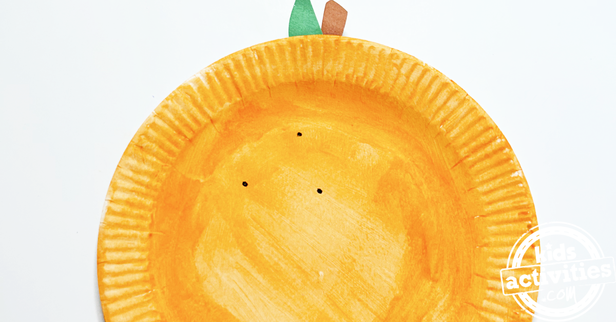 Bricolage facile et mignon avec une assiette en papier orange pour les enfants