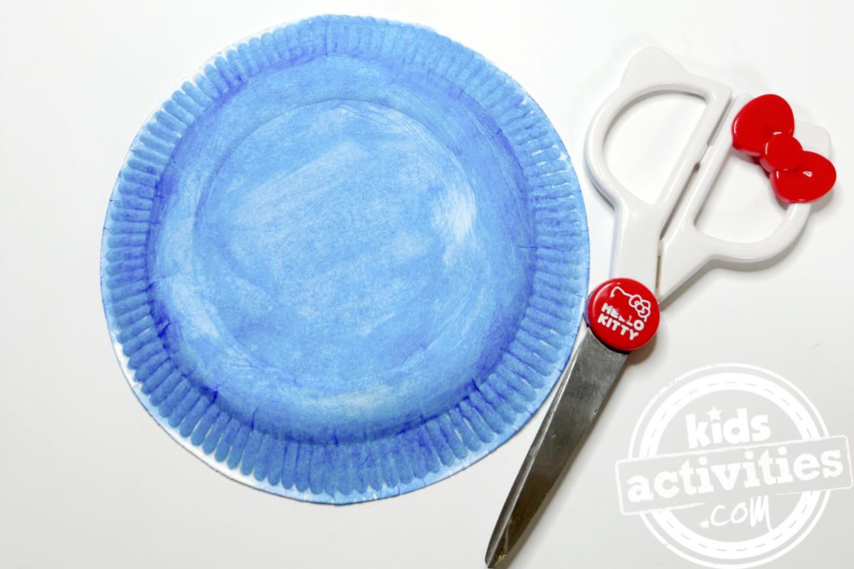 Étape 2 – Bricolage avec une assiette en carton avec un parapluie – coupez l'assiette en carton en deux ! Vous pouvez faire le motif que vous souhaitez – blog d'activités pour enfants