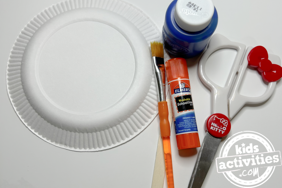 Fournitures nécessaires pour le bricolage avec une assiette en carton parapluie : une mini assiette en carton, de la peinture bleue, un bâtonnet de glace, de la colle, des ciseaux et un pinceau - blog d'activités pour enfants