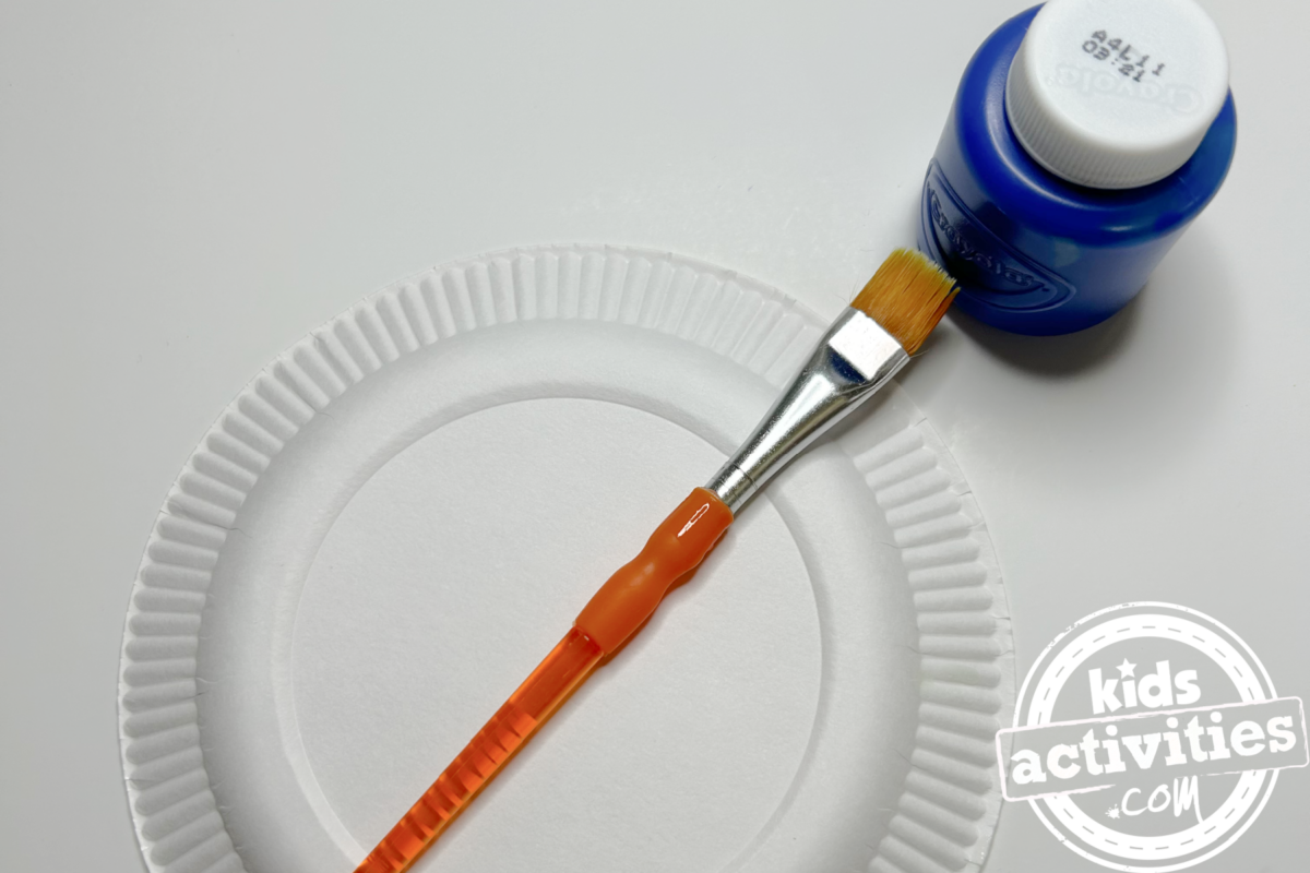 Étape 1 - Bricolage avec une assiette en carton et un parapluie - Peignez l'assiette en carton en bleu - Blog d'activités pour enfants