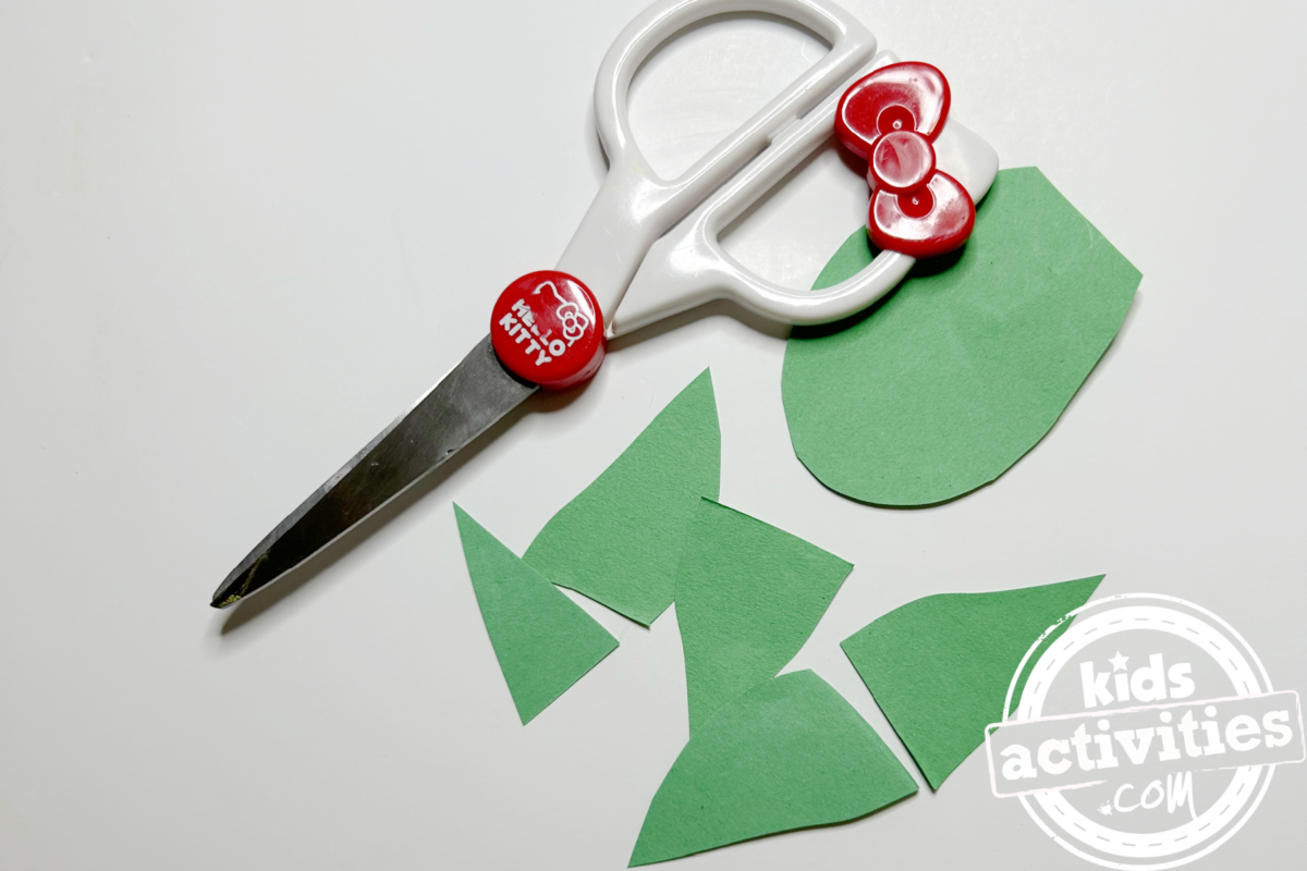 Étape 2 - Bricolage avec une assiette en carton en forme de tortue - Découpez 5 triangles et 1 ovale dans le papier de construction vert - Blog d'activités pour enfants