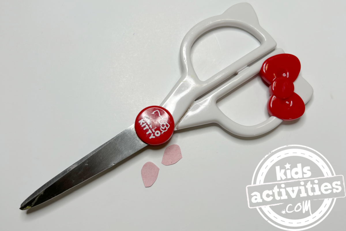 Étape 4 - Bricolage avec une assiette en carton pour tortue - Avec le papier de construction rose, découpez deux petits cercles - Blog d'activités pour enfants