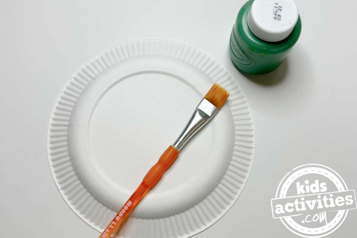 Étape 1 – Bricolage avec une assiette en carton en forme de tortue – Peignez l'assiette en carton en vert – Blog d'activités pour enfants