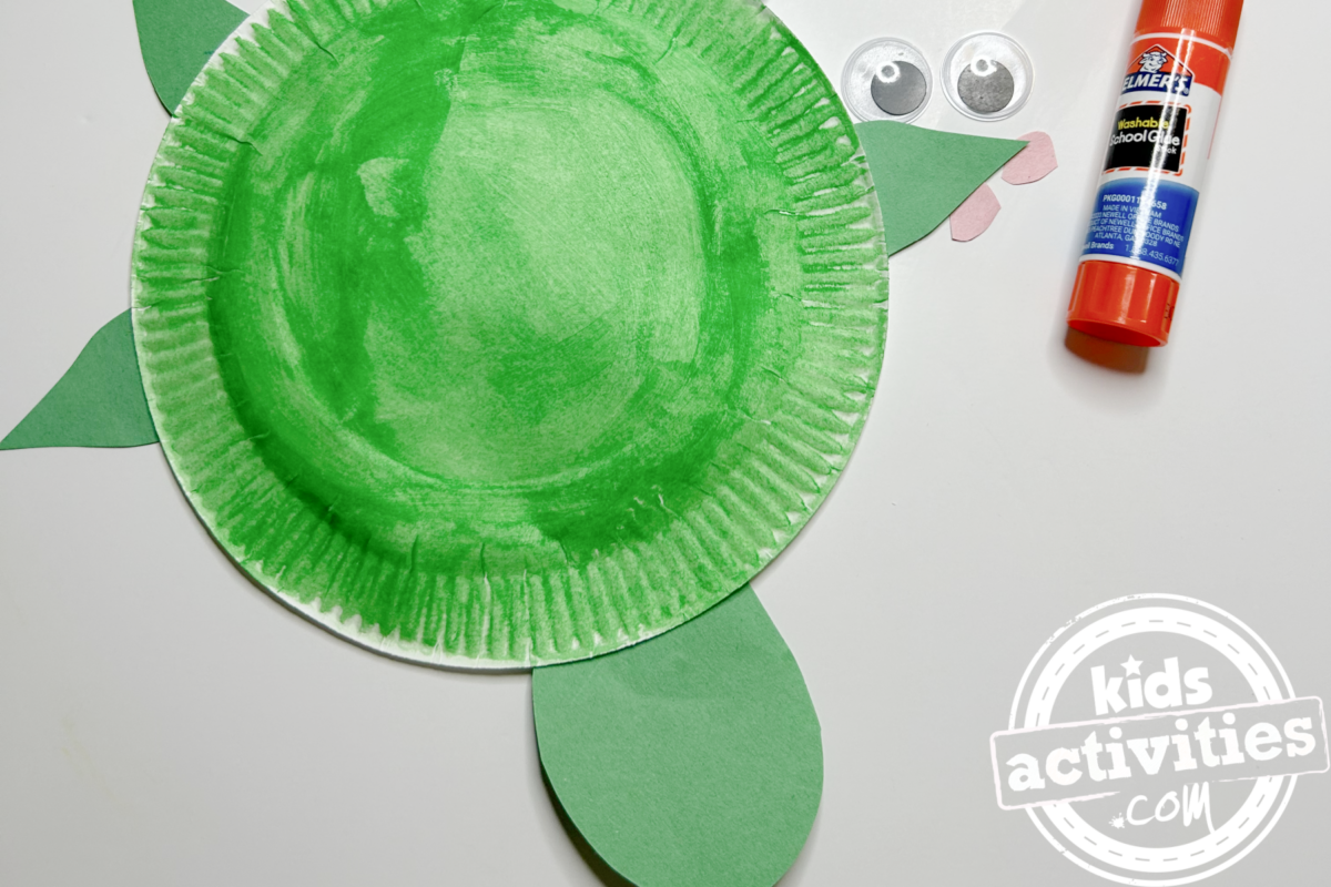 Étape 5 - Bricolage avec une assiette en carton pour tortue - Collez les yeux et le fard à joues - Blog d'activités pour enfants