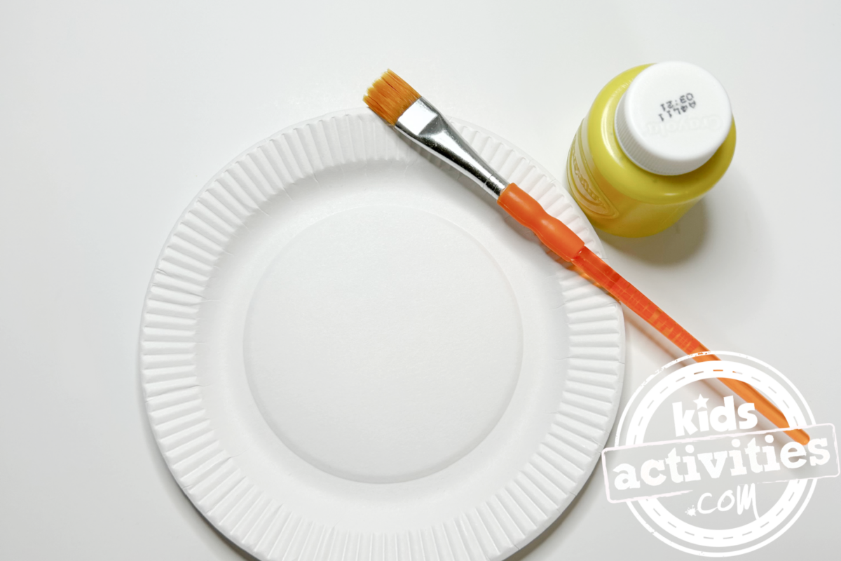 Étape 2 – Bricolage avec une assiette en papier tournesol – Peignez l'assiette en papier en jaune – Blog d'activités pour enfants