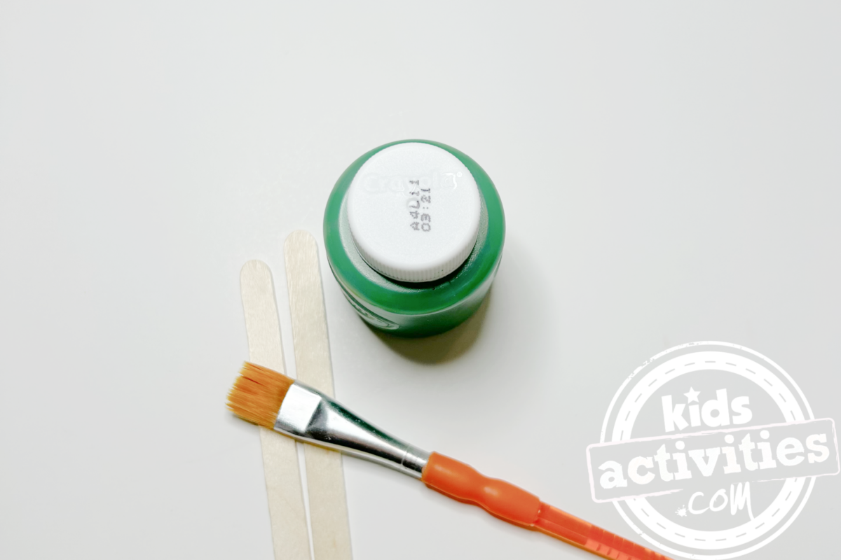 Étape 1 – Bricolage avec une assiette en papier tournesol – Peignez les deux bâtonnets de glace en vert – Blog d'activités pour enfants