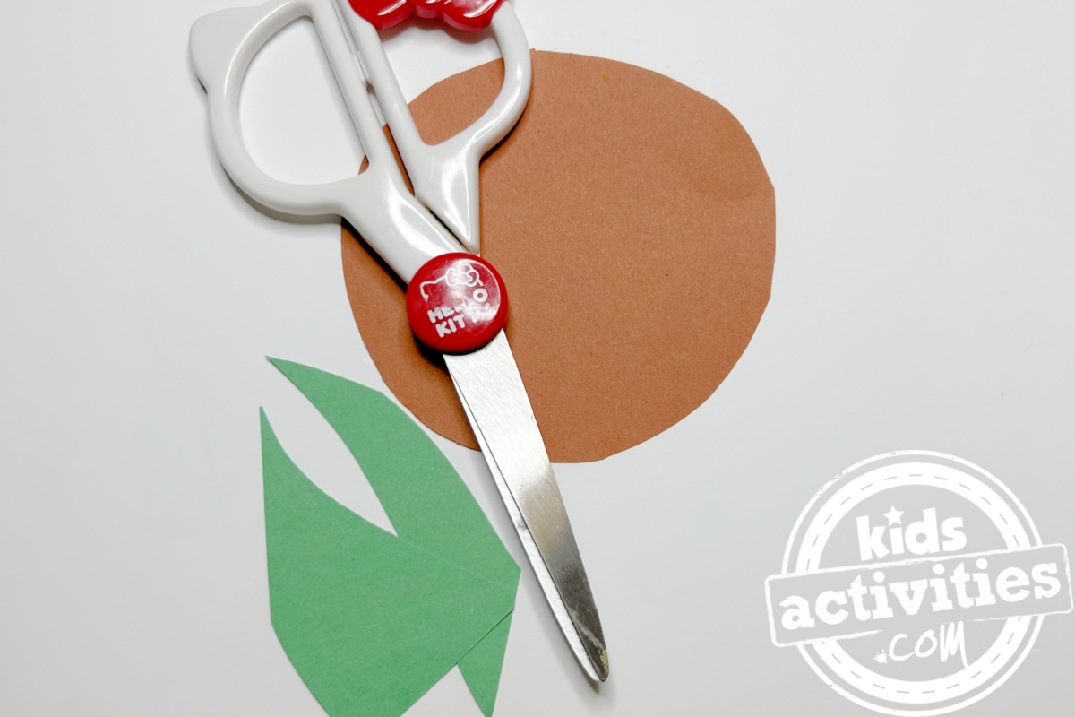 Étape 3 - Bricolage avec une assiette en papier tournesol - Découpez des feuilles et un cercle marron - Blog d'activités pour enfants