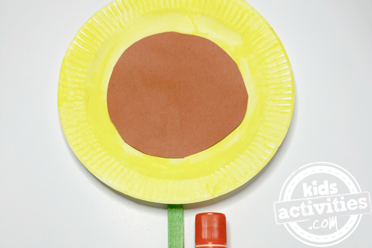 Étape 6 - Bricolage avec une assiette en papier tournesol - Collez les feuilles et le cercle marron - Blog d'activités pour enfants