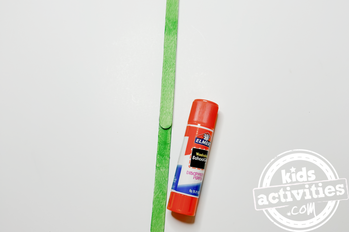 Étape 4 - Bricolage avec une assiette en papier tournesol - Collez les bâtons ensemble pour faire une tige - Blog d'activités pour enfants