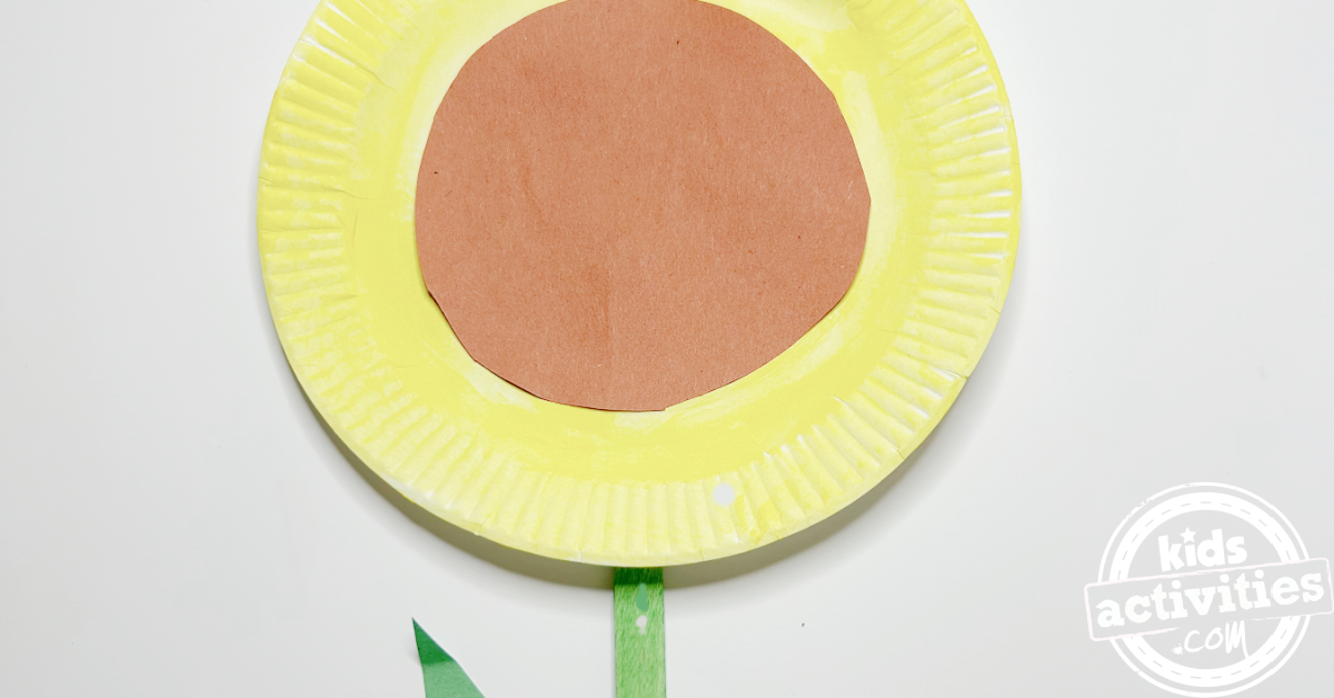 Bricolage simple avec une assiette en papier tournesol pour les enfants d'âge préscolaire