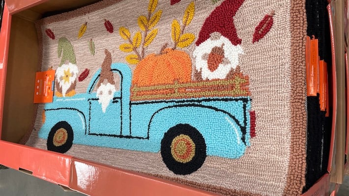 Tapis d'automne Costco - Camion bleu avec citrouille et gnomes empilés sur une palette