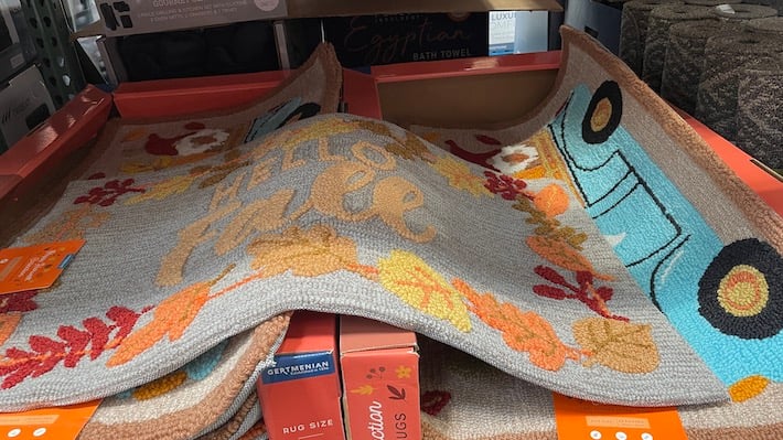 Image des tapis d'automne de Costco - Tapis Hello Fall sur un tapis de camion bleu