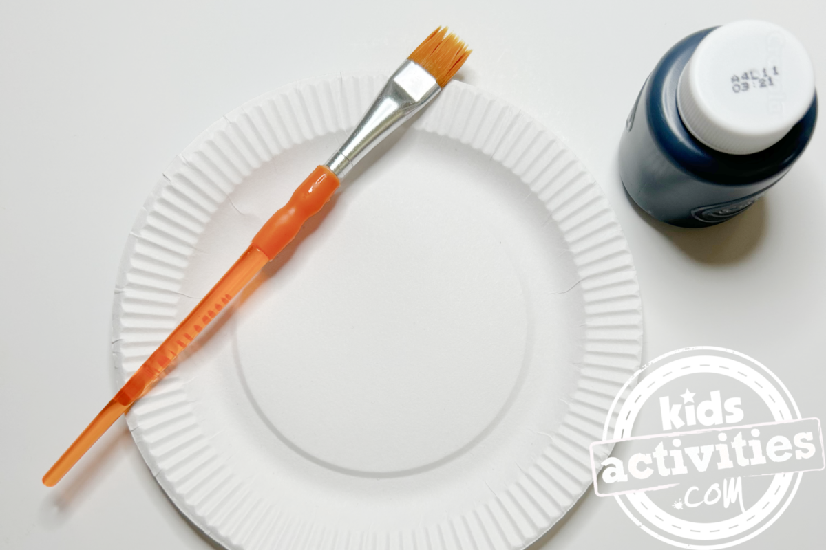 Étape 1 - Bricolage avec assiette en carton pour raton laveur - Peignez l'assiette en carton en gris - Blog d'activités pour enfants