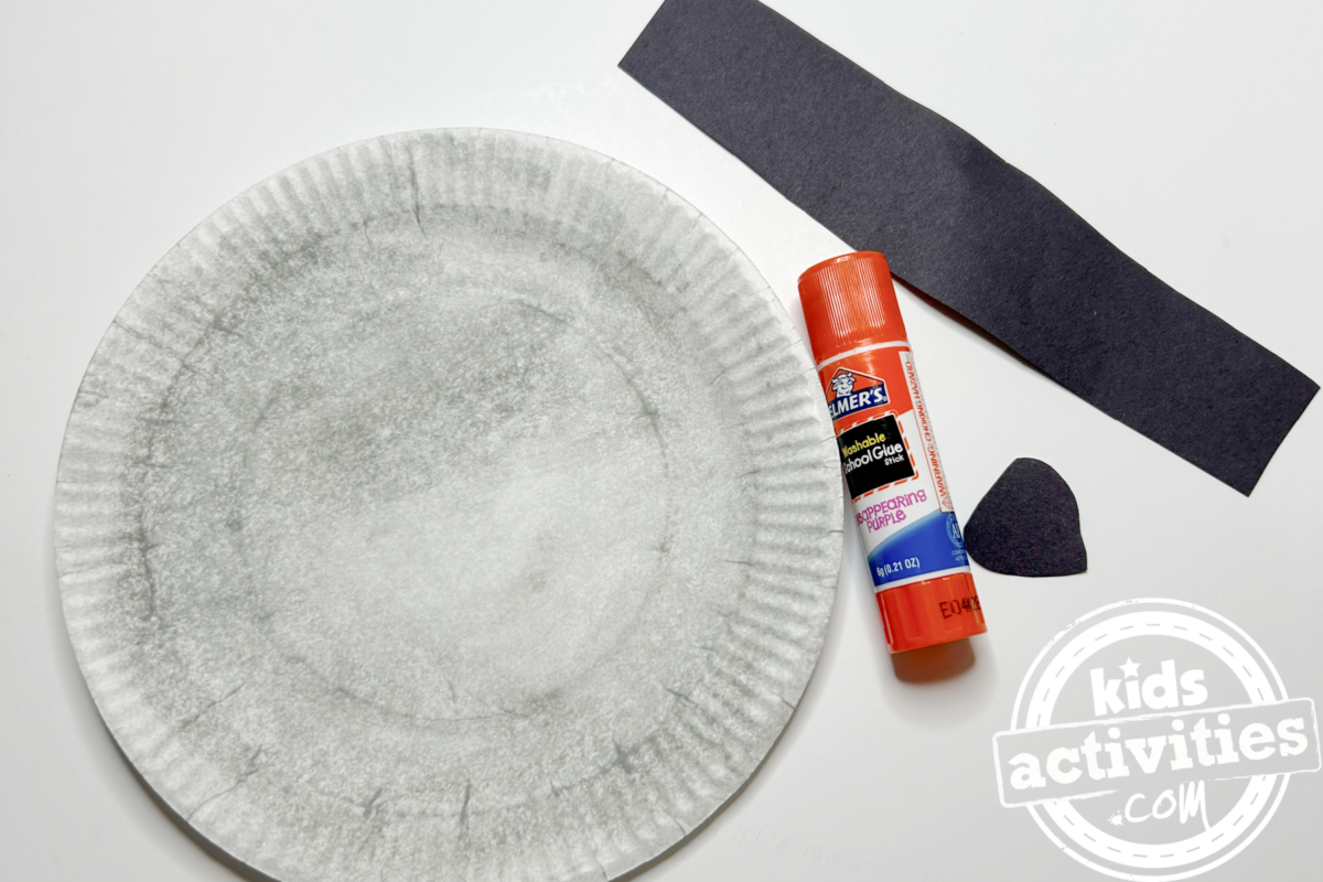 Étape 3 - Bricolage avec assiette en carton pour raton laveur - Collez la bande et le nez sur l'assiette en carton - Blog d'activités pour enfants