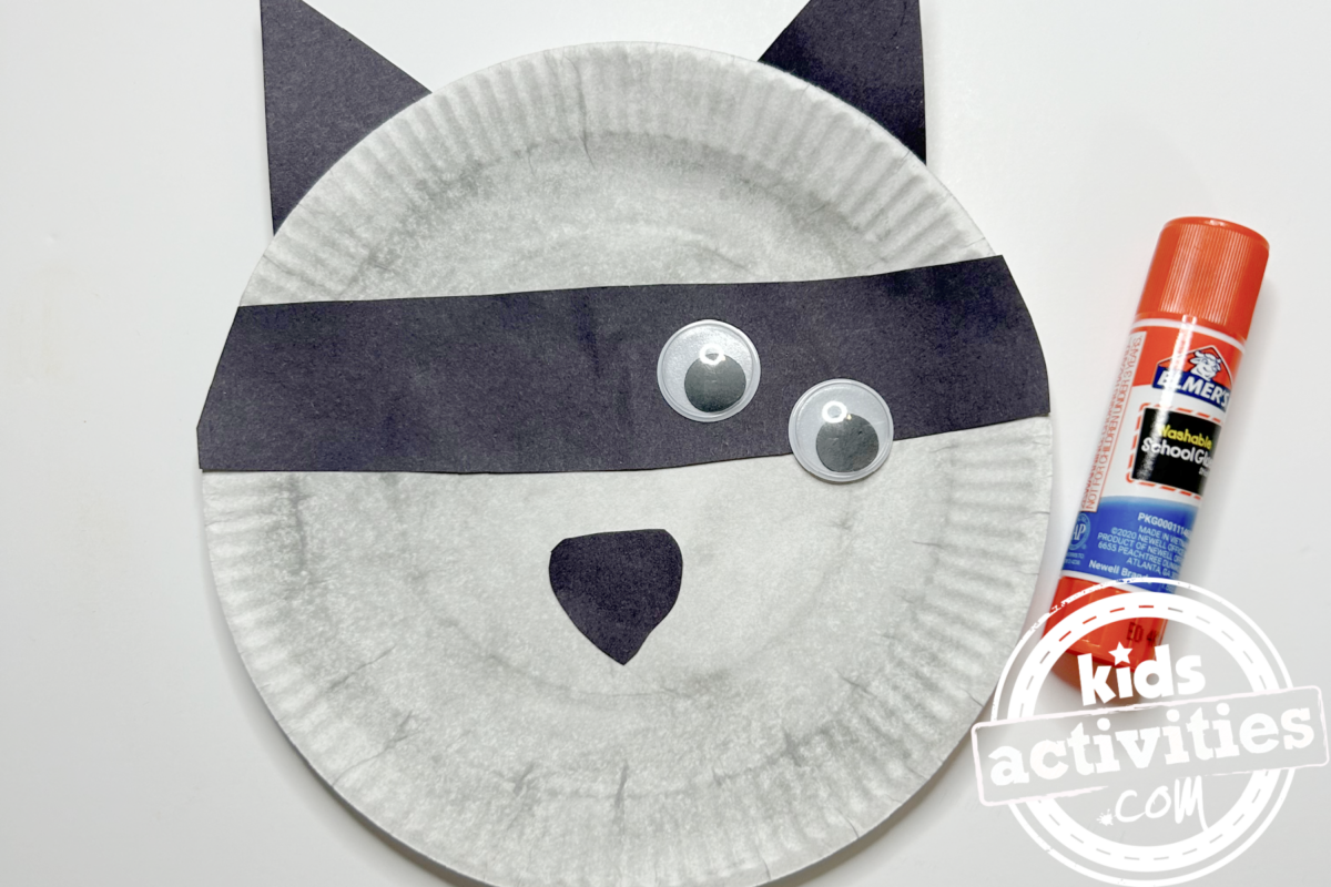 Étape 6 - Bricolage avec assiette en papier pour raton laveur - Collez les yeux - Blog d'activités pour enfants